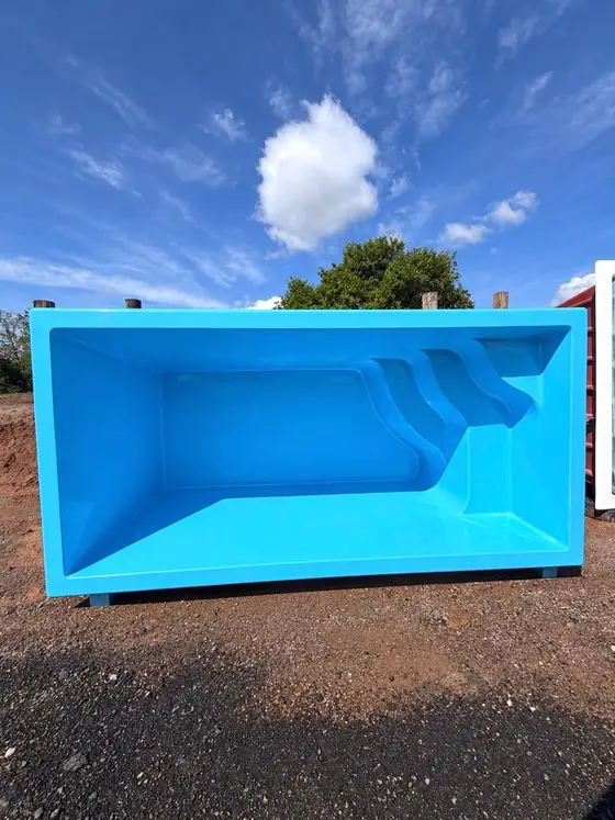 Piscina azul fotografada na área externa da Fiberlux